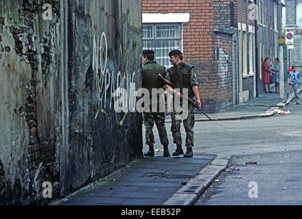 BELFAST, NORDIRLAND - MAI 1973. Britische Armeesoldaten patrouillieren in Straßen von nationalistischen West Belfast während der Unruhen, Nordirland. Stockfoto