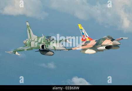 Venezolanische Air Force f-16 und Brazilian Air Force f-5 im Flug über Brasilien. Stockfoto