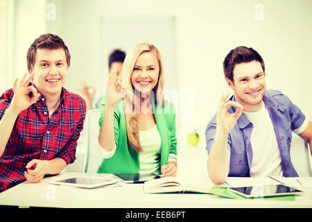 Studenten mit Tablet-Pcs zeigen ok Sign. Stockfoto