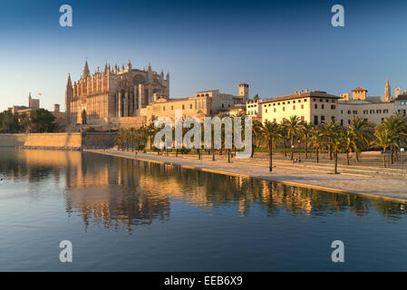 Kathedrale von Palma Bay, betrachtet über die Bucht von Palma, Mallorca, Spanien Stockfoto