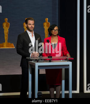 Los Angeles, USA. 15. Januar 2015. Schauspieler Chris Pine (L) und Academy of Motion Picture Arts und Sciences President Cheryl Boone Isaacs (R) verkünden die Nominierten für die Hauptpreise während der Bekanntgabe der Nominierungen für den 87. Academy Awards in Beverly Hills, Kalifornien, USA, 15. Januar 2015. Bildnachweis: Yang Lei/Xinhua/Alamy Live-Nachrichten Stockfoto