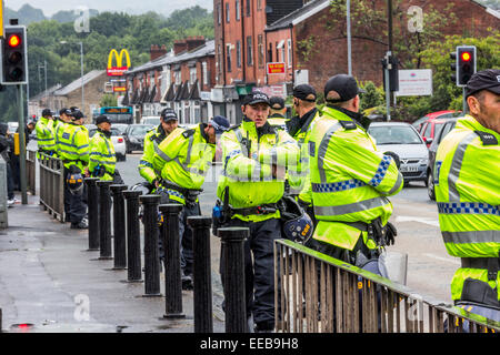 Nationale Frontseite Krawalle in Bolton mit einer großen Anzahl von Polizei, die Erhaltung des Friedens Stockfoto
