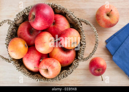 Frische Äpfel in einem Korb auf einem Tisch aus direkt oben. Stockfoto