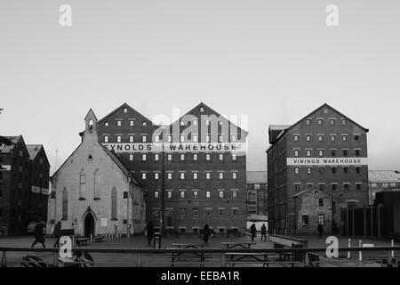 Monochrom Mariners Kirche & Dock Lager. Stockfoto