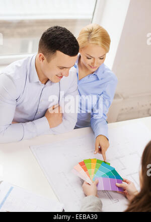 paar auf der Suche auf Blaupause und Farbe Proben Stockfoto