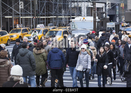 Massen von Menschen Fuß entlang der 5th Avenue in der Nähe von Rockefeller Center in Manhattan während der Ferienzeit. NEW YORK CITY Stockfoto