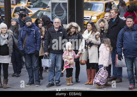 Massen von Menschen Fuß entlang der 5th Avenue in der Nähe von Rockefeller Center in Manhattan während der Ferienzeit. NEW YORK CITY Stockfoto