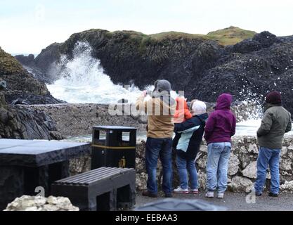 Ballintoy Harbour, County Antrim, Nordirland, Vereinigtes Königreich. 15. Januar 2015. Wellen über Ballintoy Harbour, Co. Antrim bei Sturm Rachel trifft der Norden von Irland. Bild von Steven McAuley/McAuley Multimedia / Alamy Live News Stockfoto