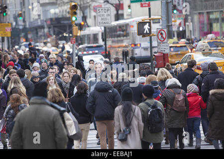 Massen von Menschen Fuß entlang der 5th Avenue in der Nähe von Rockefeller Center in Manhattan während der Ferienzeit. NEW YORK CITY Stockfoto