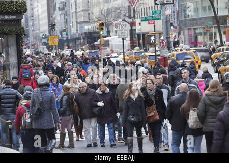 Massen von Menschen Fuß entlang der 5th Avenue in der Nähe von Rockefeller Center in Manhattan während der Ferienzeit. NEW YORK CITY Stockfoto