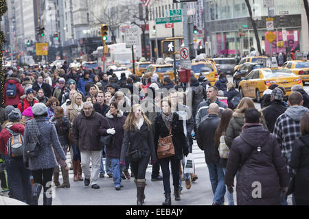 Massen von Menschen Fuß entlang der 5th Avenue in der Nähe von Rockefeller Center in Manhattan während der Ferienzeit. NEW YORK CITY Stockfoto