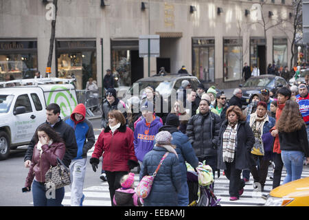 Massen von Menschen Fuß entlang der 5th Avenue in der Nähe von Rockefeller Center in Manhattan während der Ferienzeit. NEW YORK CITY Stockfoto