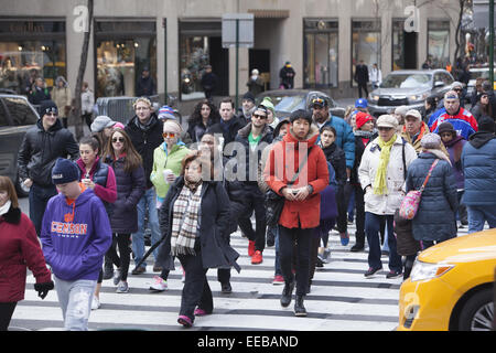 Massen von Menschen Fuß entlang der 5th Avenue in der Nähe von Rockefeller Center in Manhattan während der Ferienzeit. NEW YORK CITY Stockfoto