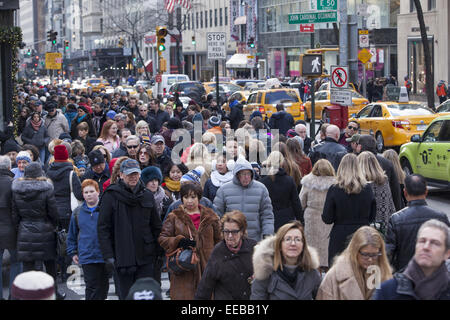 Massen von Menschen Fuß entlang der 5th Avenue in der Nähe von Rockefeller Center in Manhattan während der Ferienzeit. NEW YORK CITY Stockfoto