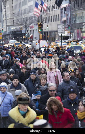 Massen von Menschen Fuß entlang der 5th Avenue in der Nähe von Rockefeller Center in Manhattan während der Ferienzeit. NEW YORK CITY Stockfoto