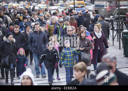 Massen von Menschen Fuß entlang der 5th Avenue in der Nähe von Rockefeller Center in Manhattan während der Ferienzeit. NEW YORK CITY Stockfoto