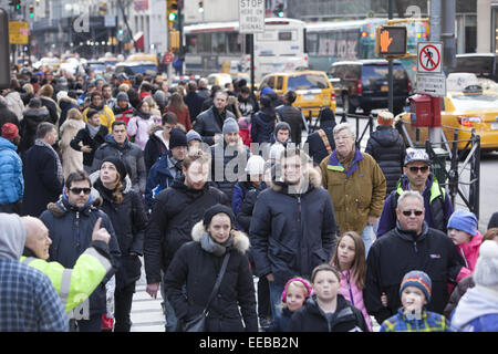 Massen von Menschen Fuß entlang der 5th Avenue in der Nähe von Rockefeller Center in Manhattan während der Ferienzeit. NEW YORK CITY Stockfoto