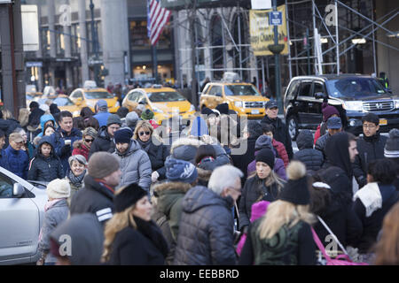 Massen von Menschen entlang 5th Ave., 42nd Street in Midtown Manhattan in den Ferien. Stockfoto