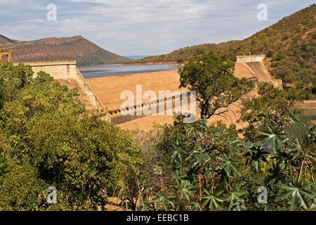 Kombinierter Loskop-Staudamm mit Schwerkraft und Bogen, Wasser für Bewässerungszwecke im Loskop Dam Nature Reserve am Olifants River, Mpumalanga, Südafrika. Stockfoto