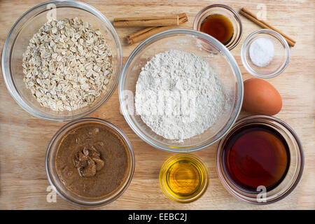 Zutaten für das Backen gesunden Haferflocken Cookies auch Ahorn Sirup. Stockfoto