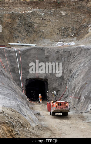 Laden Sie den Muldenkipper oder das LHD-Fahrzeug, das aus der neuen Platinmine kommt, während Sie einen sicheren Bereich um das Eingangsportal der Rampenwelle in Südafrika bauen Stockfoto