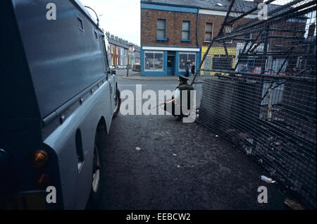 BELFAST, NORDIRLAND, SEPTEMBER 1978. RUC, Royal Ulster Constabulary Polizisten auf Patrouille außerhalb befestigte Polizeistation in West Belfast während der Unruhen, Nordirland. Stockfoto