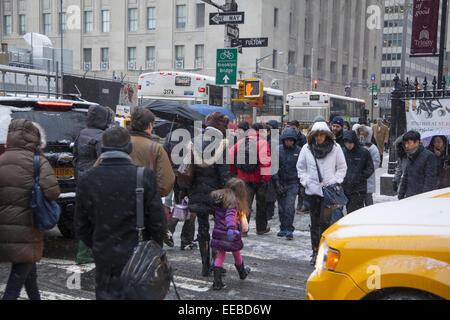 Verschneiten Morgen am Broadway in lower Manhattan Fulton Street in der Nähe von 9/11 Memorial. Stockfoto