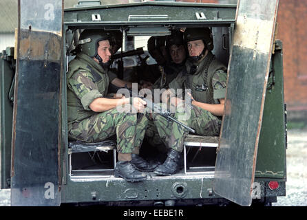 BELFAST, NORDIRLAND - JUNI 1976. Britische Armee Soldaten in Sarazenen Mannschaftswagen auf Patrouille während der Unruhen, Nordirland. Stockfoto