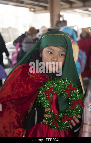 Teilnehmer an der jährlichen drei Könige Day Parade am Dreikönigstag in Williamsburg, Brooklyn, NY Stockfoto