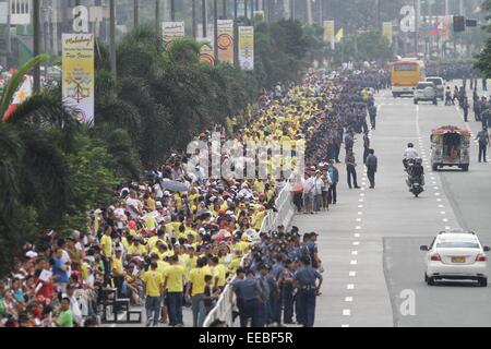 Manila, Philippinen. 15. Januar 2015. Leute warten auf die Ankunft des Papstes Francis in Baclaran auf Donnerstag, 15. Januar 2015. Der Papst besucht die Philippinen vom 15. Januar bis 19. Bildnachweis: Mark Fredesjed Cristino/Alamy Live-Nachrichten Stockfoto