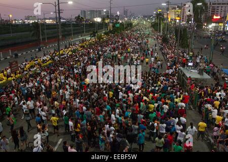 Manila, Philippinen. 15. Januar 2015. Leute warten auf die Ankunft des Papstes Francis in Baclaran auf Donnerstag, 15. Januar 2015. Der Papst besucht die Philippinen vom 15. Januar bis 19. Bildnachweis: Mark Fredesjed Cristino/Alamy Live-Nachrichten Stockfoto