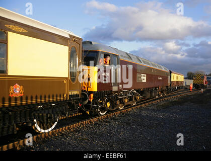 York, UK. 15. Januar 2015. Neu restaurierten Wagen, die Teil von Sir Winston Churchill Beerdigung Zug ankommen im National Railway Museum vor einer Sonderausstellung anlässlich des 50. Jahrestages am 30. Januar, der Churchills Staatsbegräbnis. Die Ausstellung beginnt am Jahrestag und die Wagen sind mit 'Royal"Lok 47798 'Prince William' gemarshallt. Bildnachweis: David Soulsby/Alamy Live-Nachrichten Stockfoto