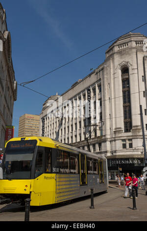 England, Manchester Metrolink Straßenbahn in Piccadilly Gardens Stockfoto