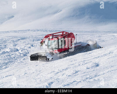 Schnee-Beißer oder Piste Pflege Bully Raupe Kettenfahrzeug bewegen schnell auf Skipisten. St. Anton am Arlberg-Tirol-Österreich Stockfoto