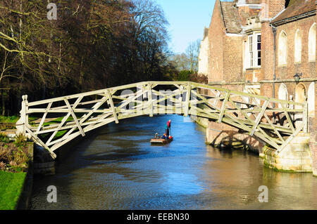 Die mathematische Brücke über den Fluss Cam am Queens' College (von Silver Street), Cambridge, England, Vereinigtes Königreich Stockfoto