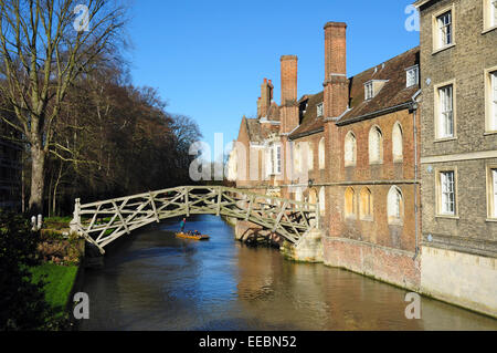 Die mathematische Brücke über den Fluss Cam am Queens' College (von Silver Street), Cambridge, England, Vereinigtes Königreich Stockfoto