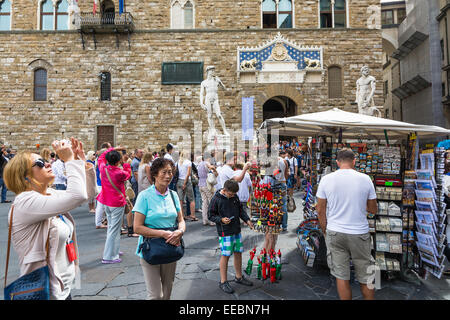 Florenz, Italien-august 26, 2014:many Touristen auf der Piazza della Signoria fotografieren, Souvenirs kaufen oder geben Sie in das Palazo vecchio Stockfoto