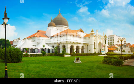 Schöne Architektur und Kuppeln der Kapitan Keling Moschee in Georgetown, Penang, Malaysia, stehen gegen eine helle blaue sk Stockfoto