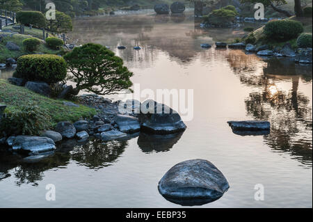 Kumamoto, Kyushu, Japan. Der Spaziergang Garten Suizen-Ji Joju-En, begonnen im Jahre 1632. Nebel am Teich im Morgengrauen Stockfoto