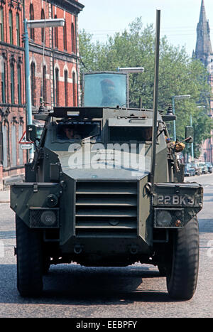 BELFAST, NORDIRLAND - AUGUST 1972. Britische Armee Sarazenen Mannschaftswagen auf Patrouille während der Unruhen, Nordirland. Stockfoto