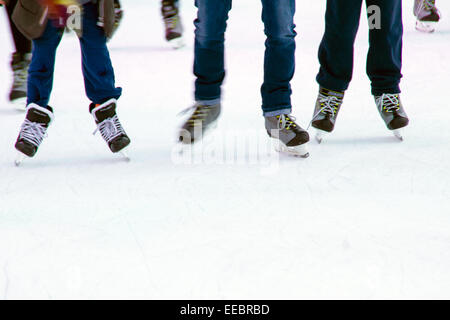 Nahaufnahme der Eis-Skater Füße auf Somerset House Eisbahn. Stockfoto