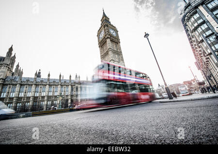 London Bus vor Big Ben Stockfoto