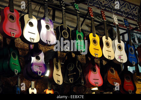 Bunte-Gitarre zum Verkauf hängen in den Souk in Istanbul, Türkei Stockfoto