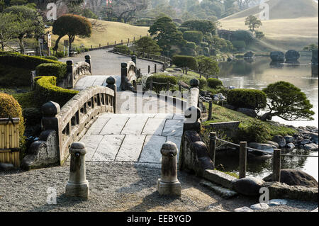 Kumamoto, Kyushu, Japan. Der Spaziergang Garten Suizen-Ji Joju-En, begonnen im Jahre 1632. Der doppelte Bogenbrücke Stockfoto