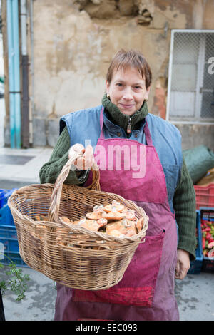 Eine Frau Markt Händler verkauften Pilzen und Gemüse auf dem Markt zu Haro Rioja Spanien. Stockfoto