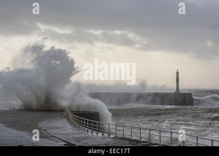 Aberystwyth, Wales, UK. 15. Januar 2015. UK Wetter: Als ein Wetter System kommt aus den Atlantik bringen Winde von 45 km/h und mehr Wellen Absturz gegen die Hafenmauer und Leuchtturm in Aberystwyth, Credit: Alan Hale/Alamy Live News Stockfoto