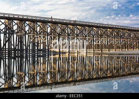 Der Pudding Creek Trestle, heute Teil des Ten Mile Beach Trail entlang des Pazifischen Ozeans in der Nähe von Fort Bragg, Kalifornien, USA Stockfoto