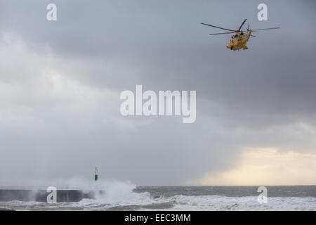 Aberystwyth, Wales, UK. 15. Januar 2015. UK-Wetter: Ein SeaKing Hubschrauber über Seegang aus Aberystwyth Kredit suchen: Alan Hale/Alamy Live News Stockfoto