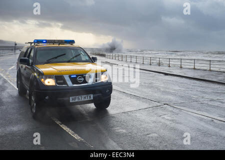 Aberystwyth, Wales, UK. 15. Januar 2015. UK-Wetter: Ein Küstenwache Fahrzeug Suche und Rettung Betrieb unter stürmischen Bedingungen beteiligt.  Bildnachweis: Alan Hale/Alamy Live-Nachrichten Stockfoto