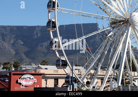 Riesenrad Waterfront in Kapstadt in Südafrika mit dem Tafelberg im Hintergrund. Stockfoto